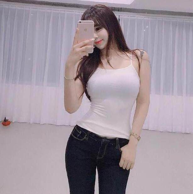 彰显傲人身姿的弹力牛仔裤，时尚新颖，美丽减龄！