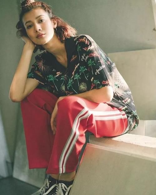  「穿搭技巧」泰国时尚博主兼模特，凭九头身身材圈粉，还是亚洲女生穿搭模板