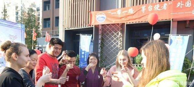 中国游客去日本旅游买茅台，有人说他傻，他说原因后没人笑他！