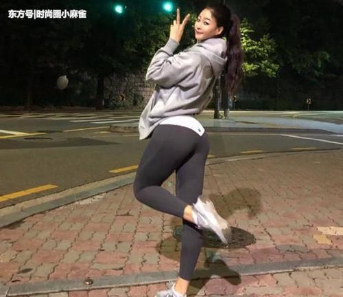 身材柔美的打底裤小姐姐，青春靓丽，轻松秀出女神范！