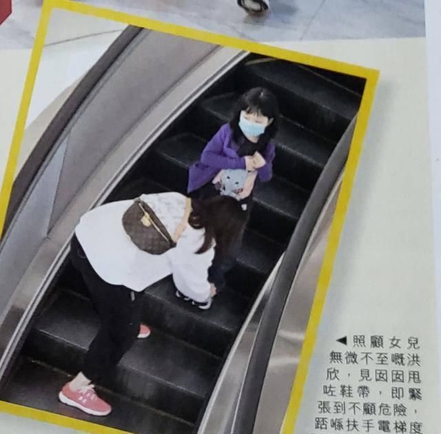  「商场」48岁洪欣打扮靓丽出门逛街，6岁女儿张晞彤长高变潮妞，母女购物出手豪气