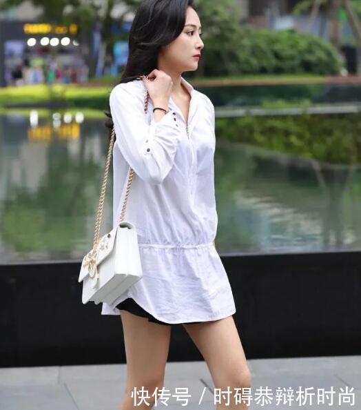 穿深V连衣裙的小姐姐,秀出优美曲线,展现不一样美!!