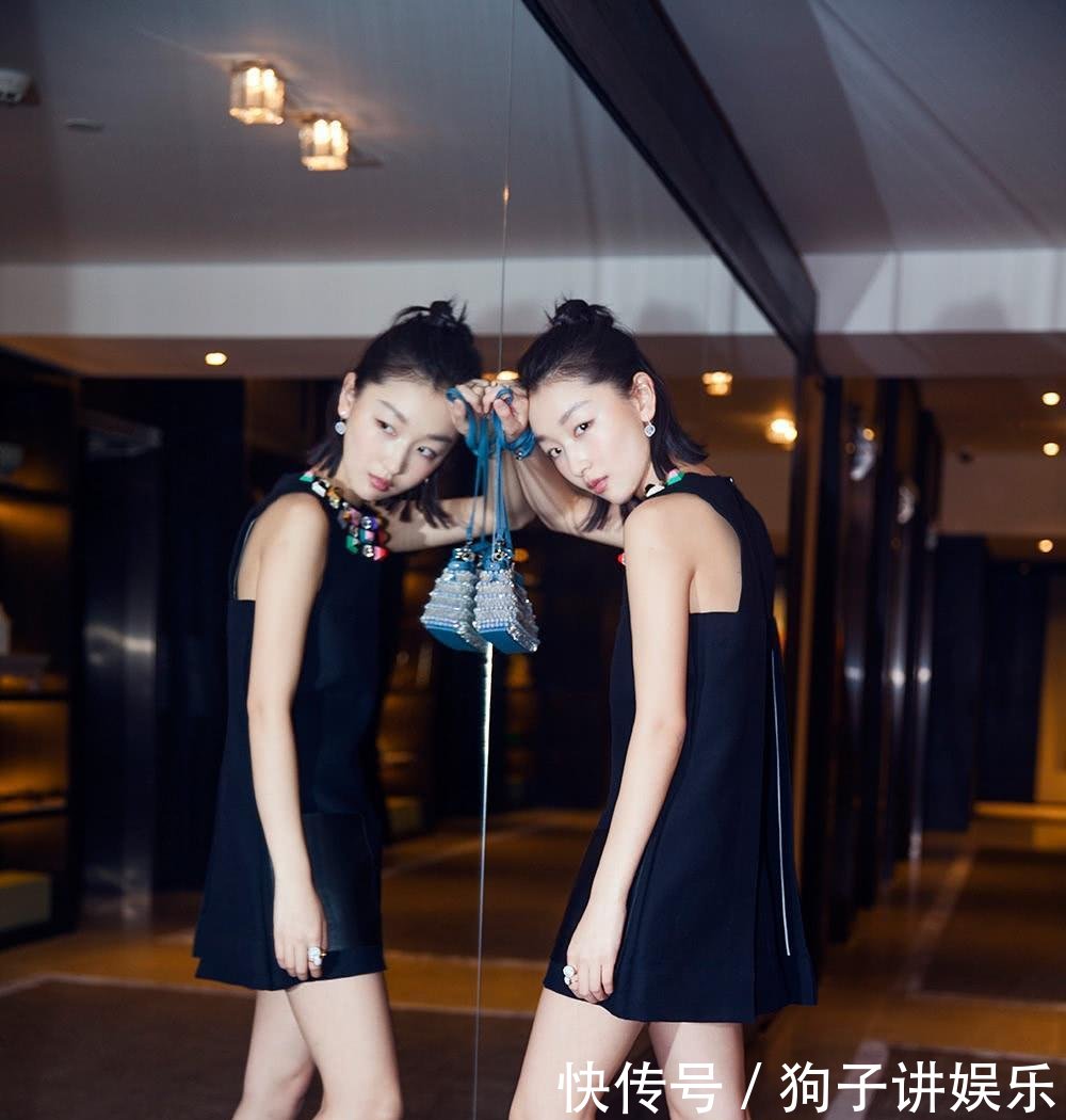 周冬雨胆真大, 军绿色外套配阔腿七分裤, 网友: 看完我都沉默了