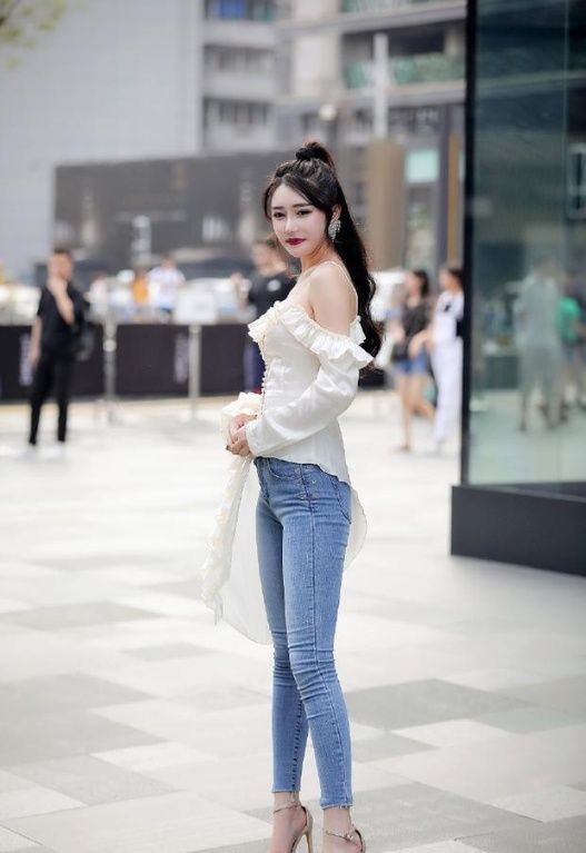 甜美可爱的裸色长裙小姐姐秀出白嫩肌肤，脸上洋溢着柔美的笑容!