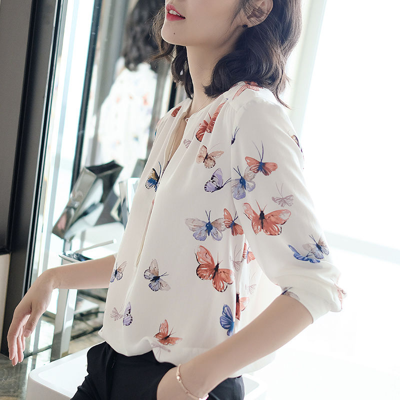 立秋早晚凉，70后老婆贼精，不穿连衣裙，穿着小衫配长裤，特美