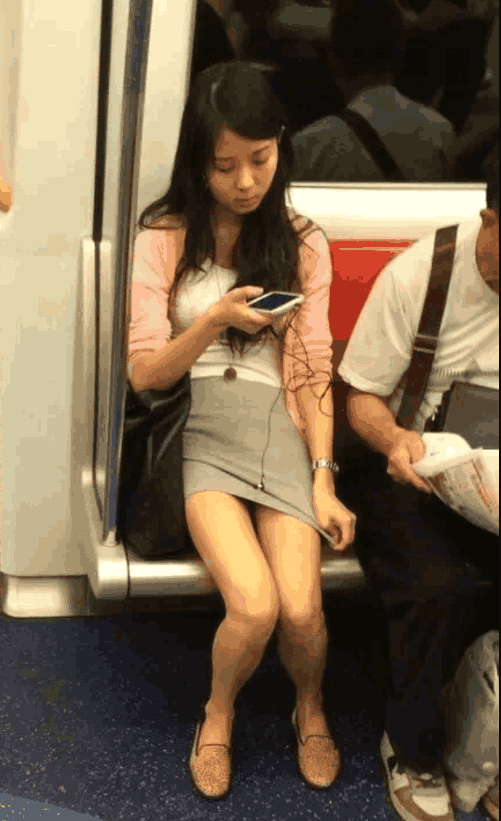 街拍: 地铁上的小姐姐, 裙子不长好尴尬, 一直在调整姿势。