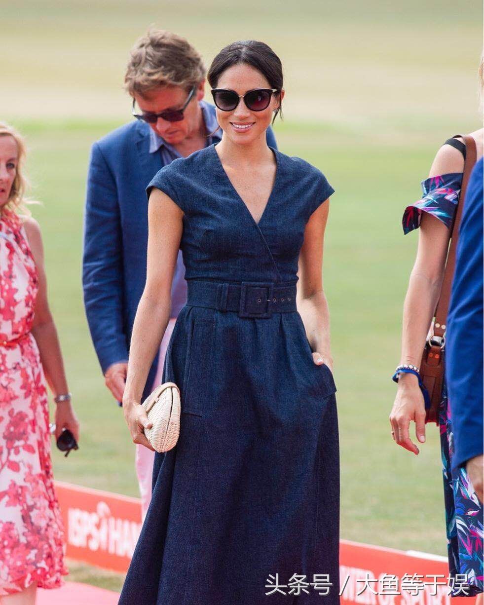 梅根出访新造型LOOK下，深V礼服太阳镜加身，要甩凯特几条街了