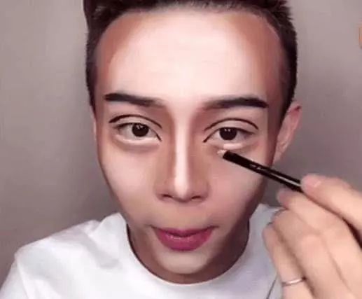 小哥“神还原”女生化妆过程,画完妆后效果“惊人”,网友:笑喷了