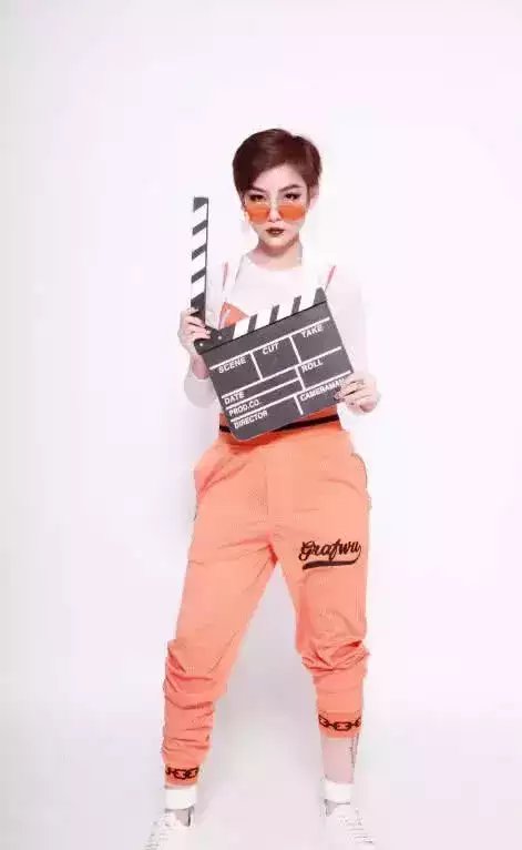 抖音“黑纱新娘”私下竟长这样, 纯素颜照曝光, 网友: 活该你幸福