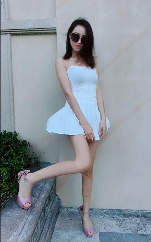 大大咧咧的小姐姐，风一来顾上不顾上!