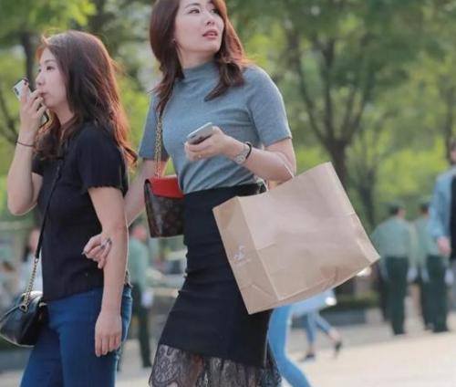 一头乌黑及腰的长发，让美女整个人的气质清秀淡雅非常清纯甜美！