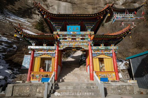 一座佛道共存的寺庙，几位饱经沧桑的信徒