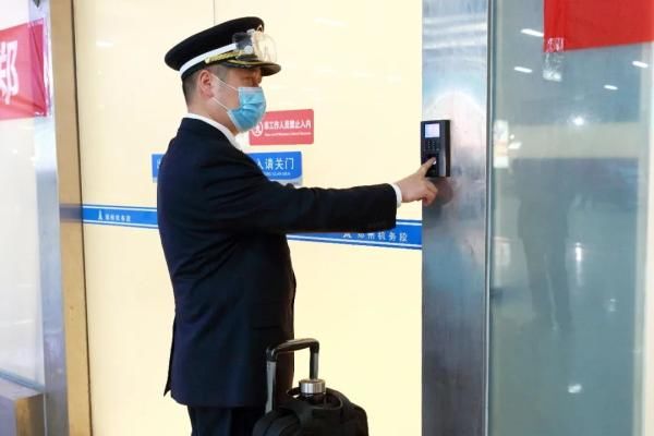  『高铁』每人一个大礼包！高铁司机间休室，欢迎武汉兄弟归来！