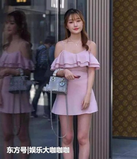  「气质」街拍：美不胜收的美女，一件米黄色连衣裙，气质女神东方美
