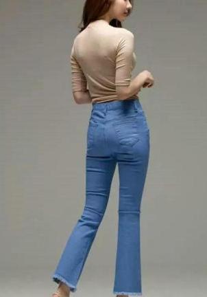 入秋后女生穿牛仔裤是首选，简单的打扮瞬间有了“心动的感觉”