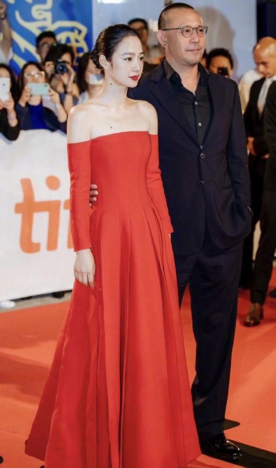 当21岁关晓彤和40岁周韵同穿红色连衣裙,终于明白什么叫美得高级