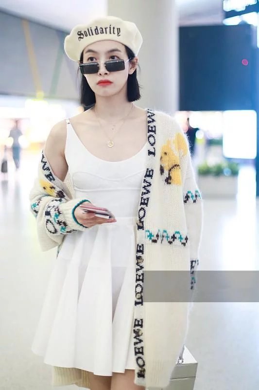 宋茜机场秀香肩，白裙毛衣甜美十足，却穿错鞋子看起来矮了十厘米