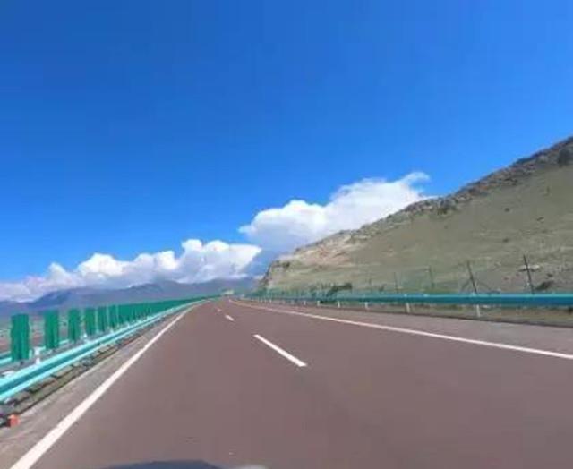 租车自驾游去新疆可行吗?老司机说:不会修车还是别去的好