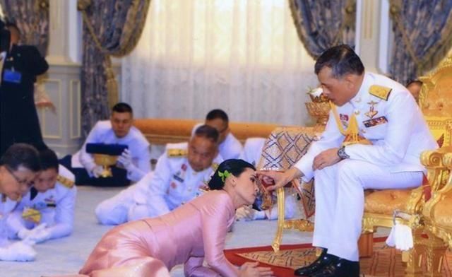  『自晒』泰国王后真聪明！结婚周年自晒卑微照