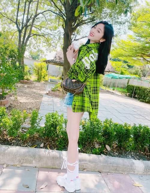  「会让人觉得比较」吴宣仪真是少女感十足！穿紫色衬衫搭配百褶裙，看上去学院风满满