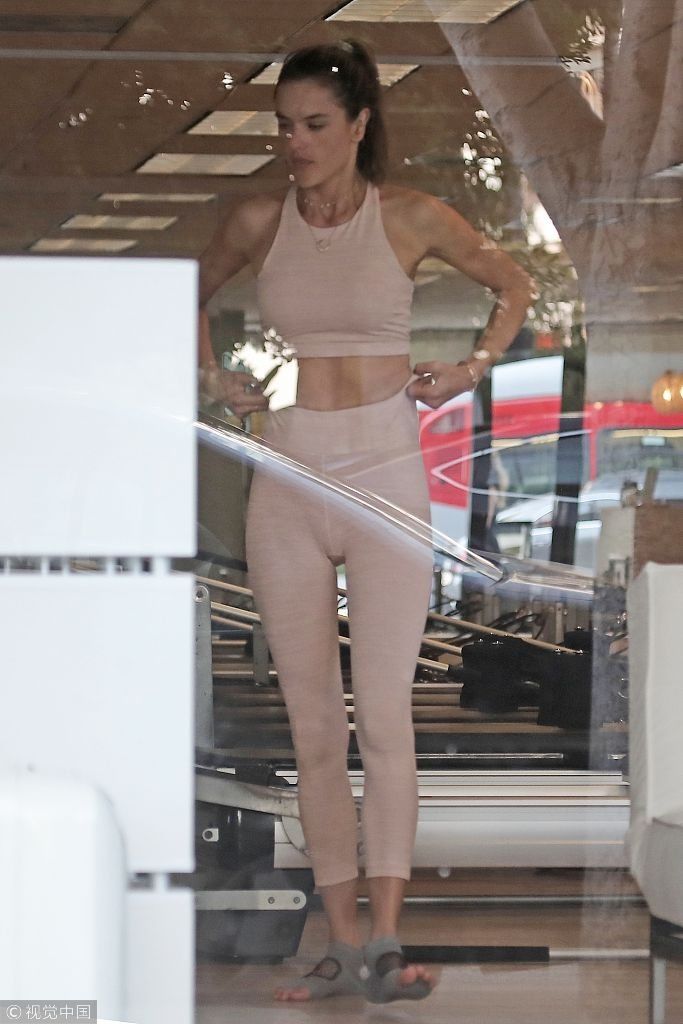 学学人家！亚历山大瑜伽裤秀大长腿  退休也要健身拉筋疼到“龇牙