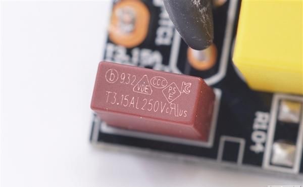 云星电子|三口USB+27瓦快充 米家插线板拆解:用料精细