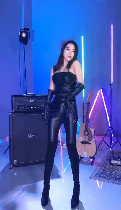  美女|小姐姐绝世而独立，也太甜美了吧，自信大方！