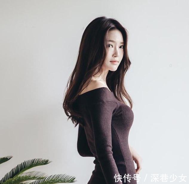 年轻姑娘多穿针织包臀裙,瞧瞧朴正允的上身样子,高贵典雅有气质