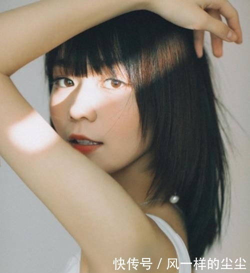  「段奥娟」段奥娟真是敢穿！穿一件白色短款小吊带，“巴掌腰”更是吸睛