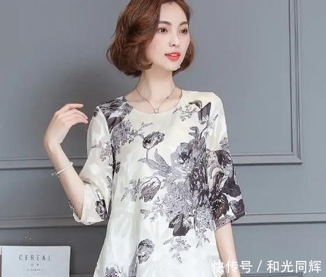 印花:52岁婆婆太会穿衣,繁而不乱的印花小后+竹笋裤,嫩美瘦出新境界