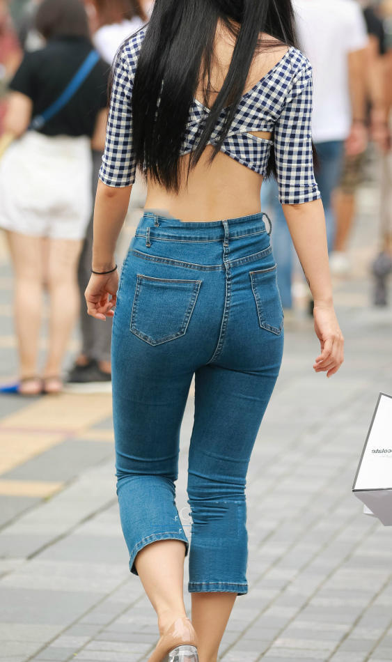 时尚小姐姐紧身牛仔裤穿出别样的韵味，轻易的把自己的身材展现出