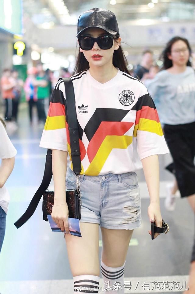 戚薇原想穿长筒袜扮足球宝贝，不想却勒出一圈肉，网友：好尴尬啊