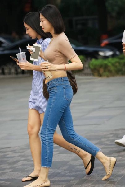 路人街拍，时尚小姐姐穿紧身衣，身材匀称而修长，皮肤白皙