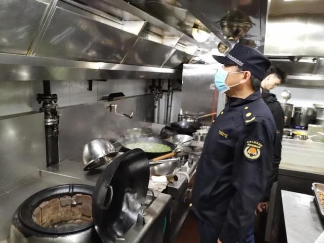  #保障#南磨房执法队四举措筑牢疫情防线 保障辖区环境秩序