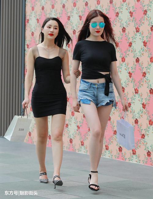 街拍：图一小姐姐白色蕾丝吊带衫露出性感的锁骨，甚是迷人