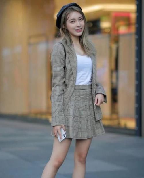 气质:街拍:面带微笑的美女,一件灰色外套配格子短裙,时尚活力气质