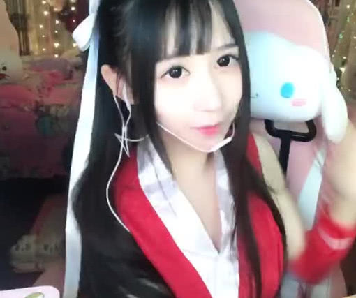 蔡萝莉黑料被扒，家住庄园纯粹是编造，穿高仿裙子假装富豪，网友