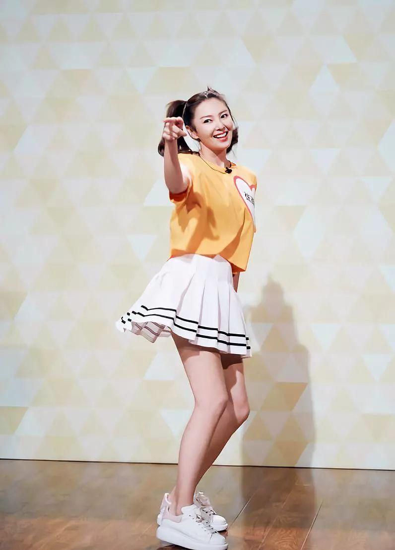 张雨绮你的长裙照吓到我了!前凸后翘撑起好身材，其他人自惭形秽