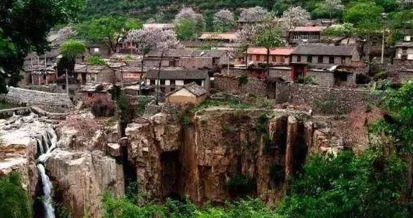  『每晚』中国一座建在瀑布上的村庄，每晚枕着瀑布入睡，游客却络绎不绝