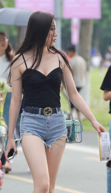 成熟小姐姐黑色细吊带勾勒出玲珑有致的身材曲线，十分迷人