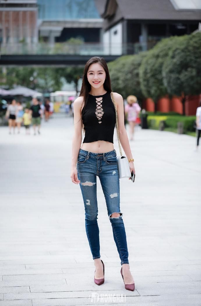 街拍“天鹅颈”美女 极品大长腿 相当吸睛也相当养眼好看 喜欢吗