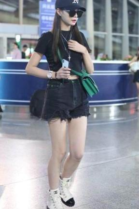 沈梦辰现身机场，穿超短裤大秀美腿，身旁大叔的眼神亮了！