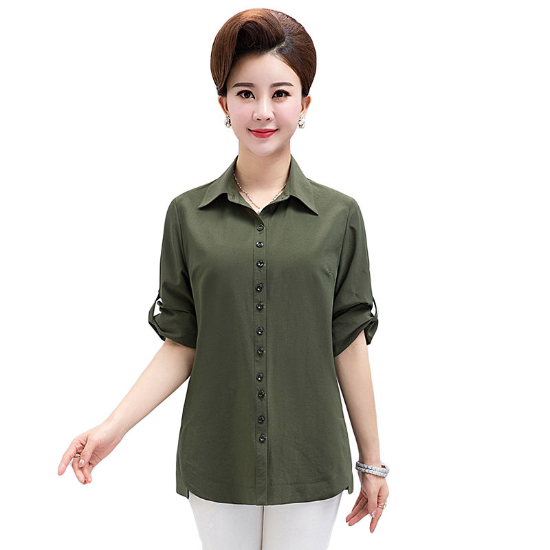 入秋了，别再傻傻穿旗袍，50岁婆婆穿这小衫，显嫩的不像中年人