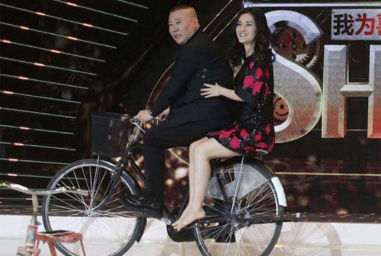 为什么电视上那些女主持人，在节目中都光着脚穿高跟鞋？