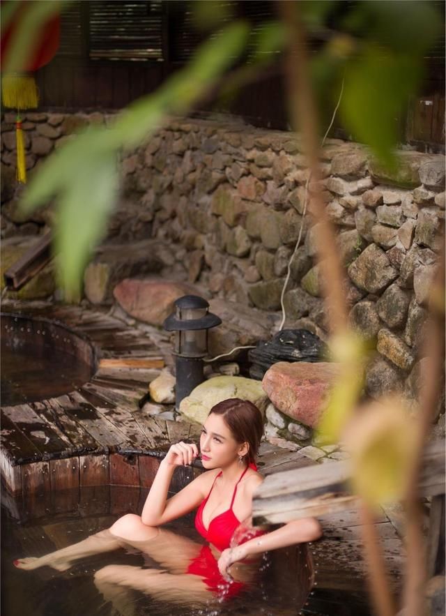 温泉美女穿花边泳衣