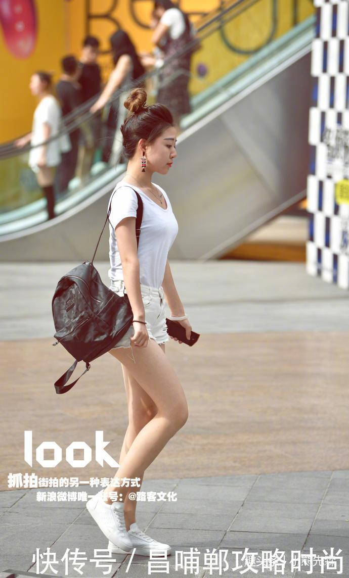 路人街拍:穿性感的吊带紧身裙长发小姐姐,不穿丝袜都可以这么美!