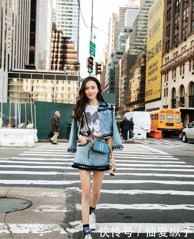 女人味■路人街拍,美女美艳迷人,穿黑色的斜肩短裙,更具女人味