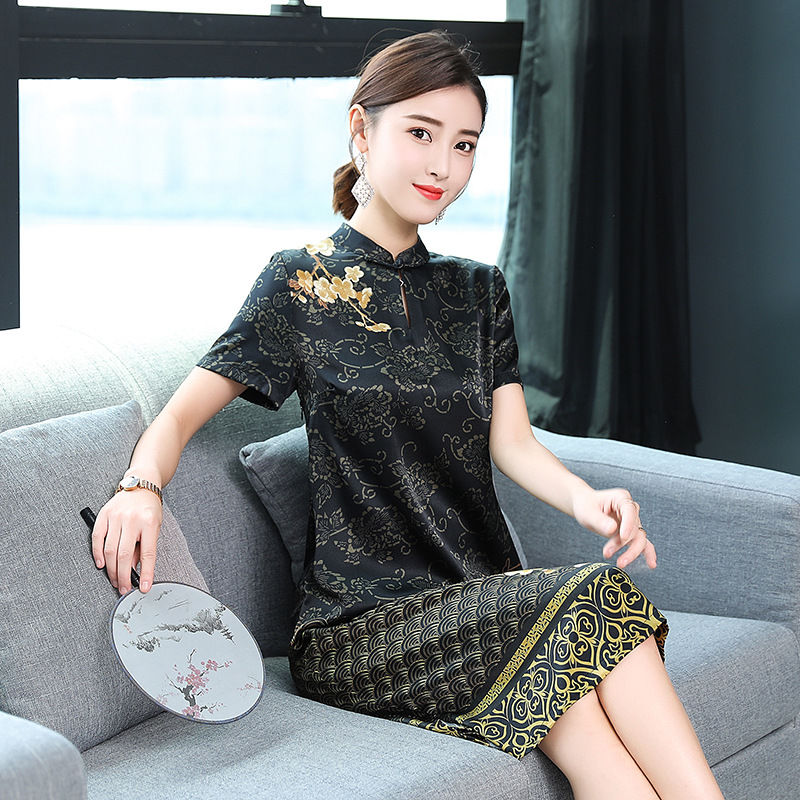 38岁妈妈真敢穿，如此靓丽的短款旗袍穿上街，性感撩人又凉爽