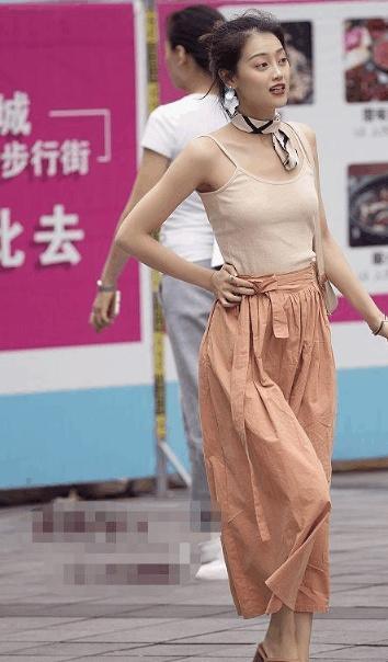 北京街拍: 三里屯的小姐姐们性感时尚, 身材颜值都让人羡慕!