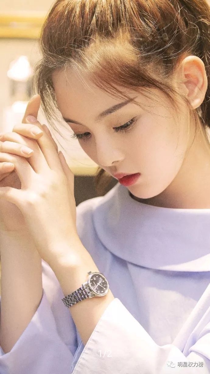 易烊千玺时尚画报优雅浪漫 杨幂演绎复古穿搭时髦爆表 许魏洲杂志